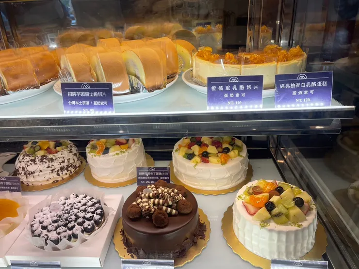 甜點屋的櫥窗.  我竟忘了攝影我們點的咖啡及甜點,  無言........