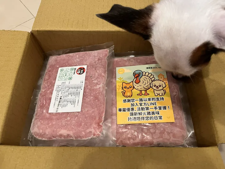 親愛的妳擋到鏡頭了~