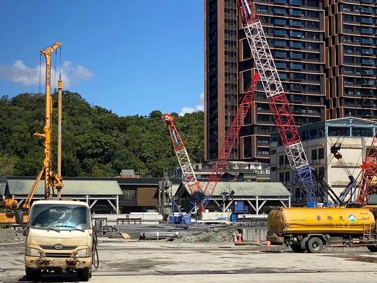 昔日的革實院院區已賣給元利建設，將開發為上千戶的豪宅社區「元利四季莊園」。遠處以鐵皮遮蔽的是革實院的歷史建築