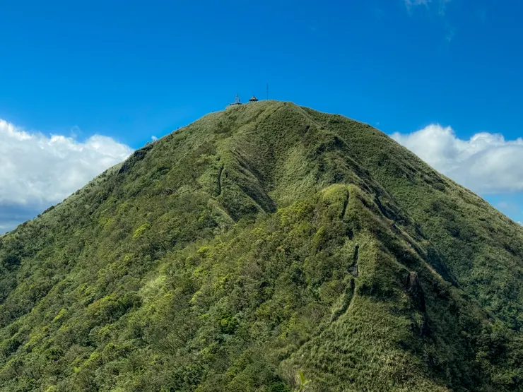 往基隆山（山頂有涼亭的那座）。中間還有一座山峰名為台陽4