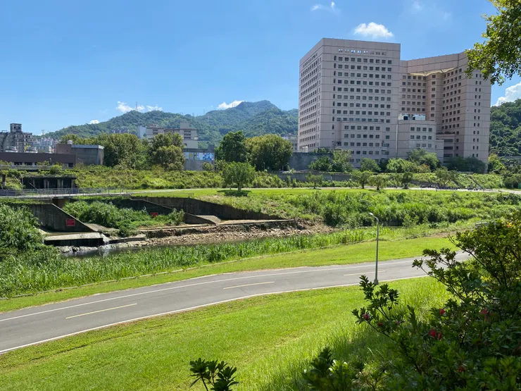 道南橋下的景美溪畔，是過去婦人浣衣的所在