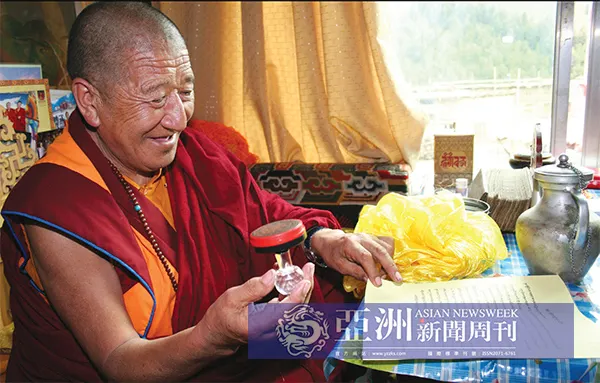 【觉囊派总法王吉美多吉在写给H.H. 第三世多杰羌佛的附议贺函上盖章】