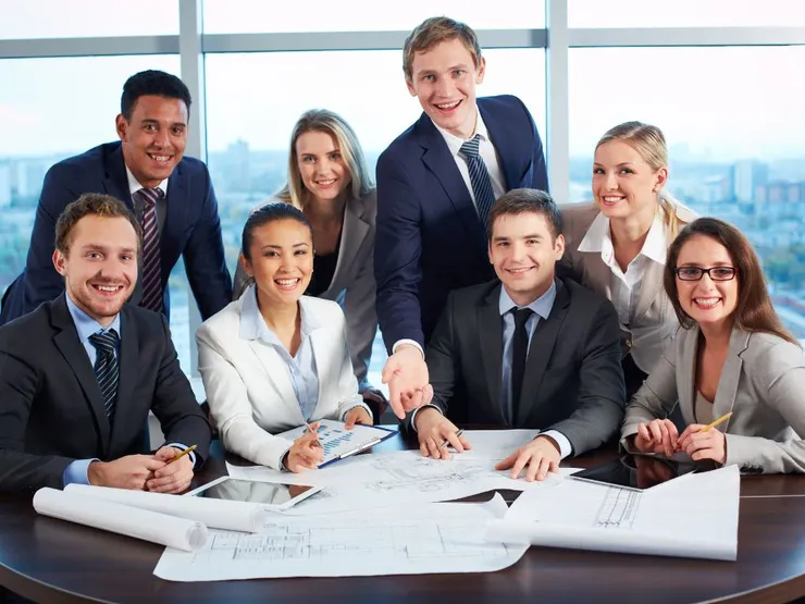 企業智庫是匯聚專業與垂直領域實踐經驗的智囊團，本質是企業延伸認知邊界、降低試錯成本的「外部手足大腦」與「戰略參謀部」。(圖/ Canva)