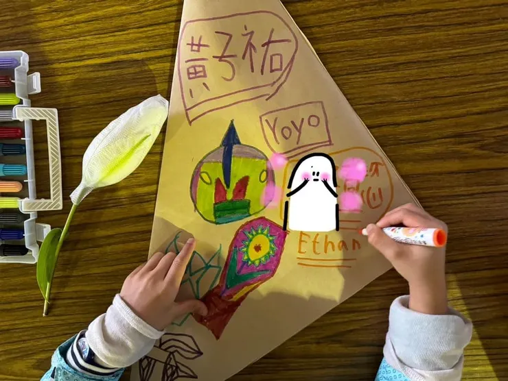 畫下自己喜愛的圖案也寫下哥哥的名字。