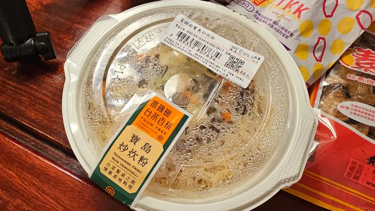 SOGO美食街外帶晚餐不給免洗筷!我們只好去7-11買微波米粉要免洗筷!