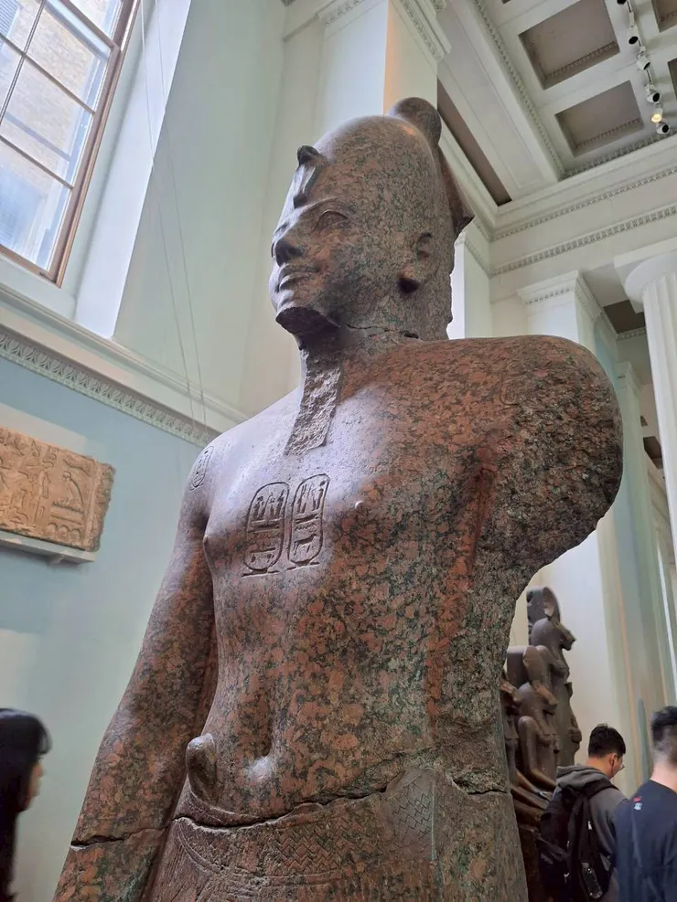 △古埃及第十八王朝法老圖特摩斯三世彷彿凝視著時光的流逝