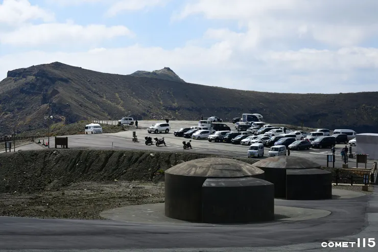 在火山口周圍有好幾座掩體供緊急時躲避