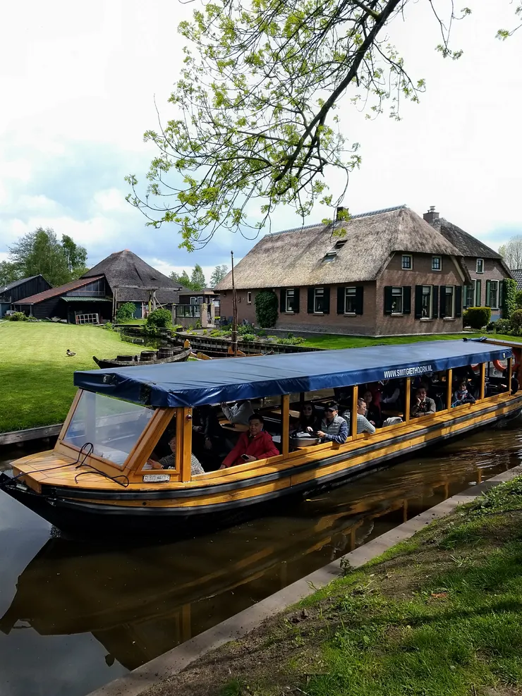 Hello!在岸上拍到經過的遊船