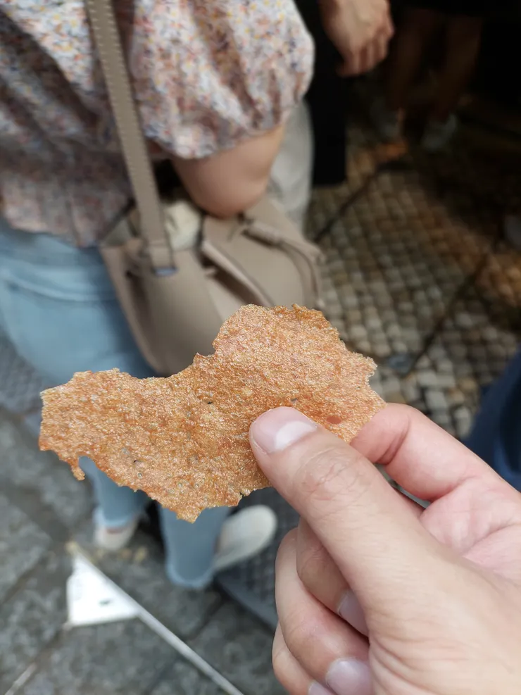 應該是杏仁肉紙,這蠻好吃的