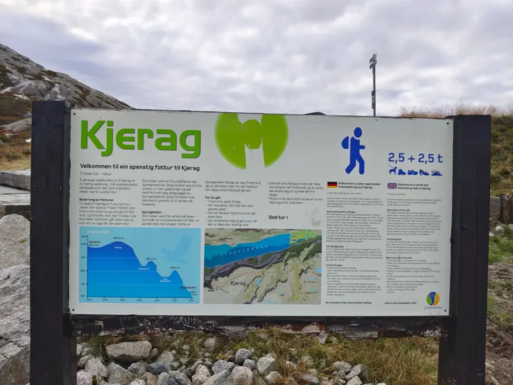 登山口附近的解說牌，可知登奇蹟石要上下三個陡坡，單程估計2.5小時。