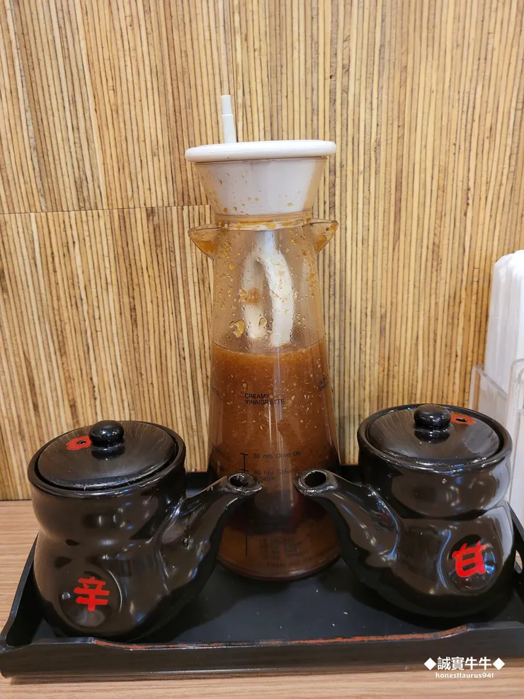 放置桌面的醬料