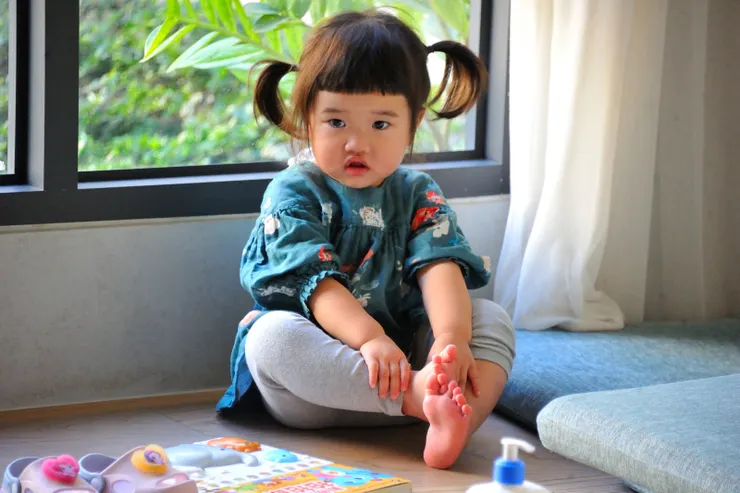 【窗外不傳爆竹聲屋內仍充滿歡樂 眾人目光常聚焦愛搞怪的小傢伙！萬萬嗯嗯的標準姿式。】