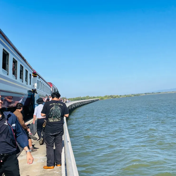 我們的列車停在大壩，供大家拍照📷。