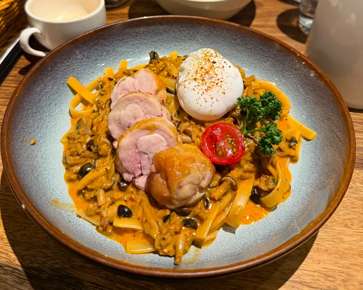 黑松露奶油蘑菇雞肉麵 390元