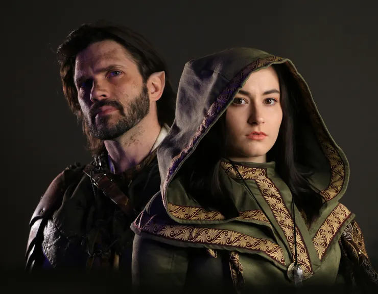 即使是在攝影棚中拍攝的角色定裝照中，第一世代的項鍊也不是很顯眼。(圖片來源:Evermore Park, Pleasant Grove, UT. Facebook )