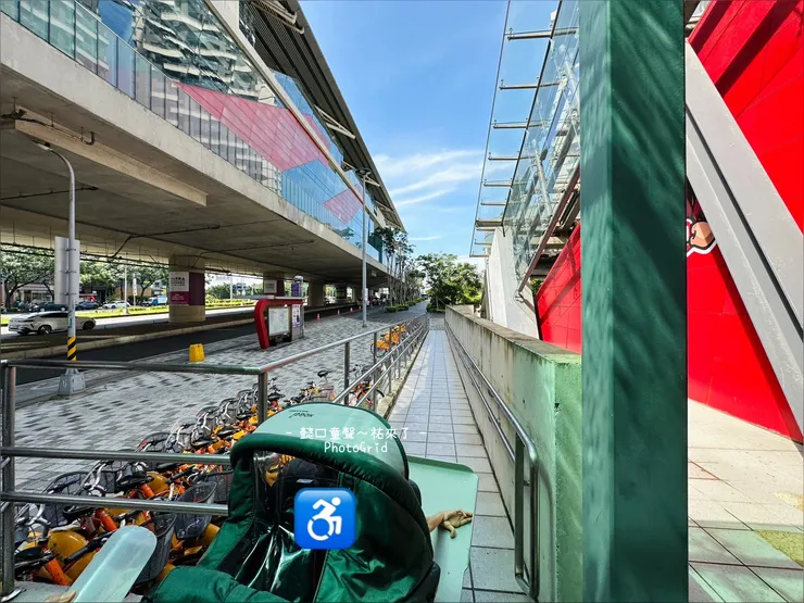 機捷A19唯一出口搭電梯下樓一開門就是無障礙斜坡，繼續往前直走第一個紅綠燈右轉。