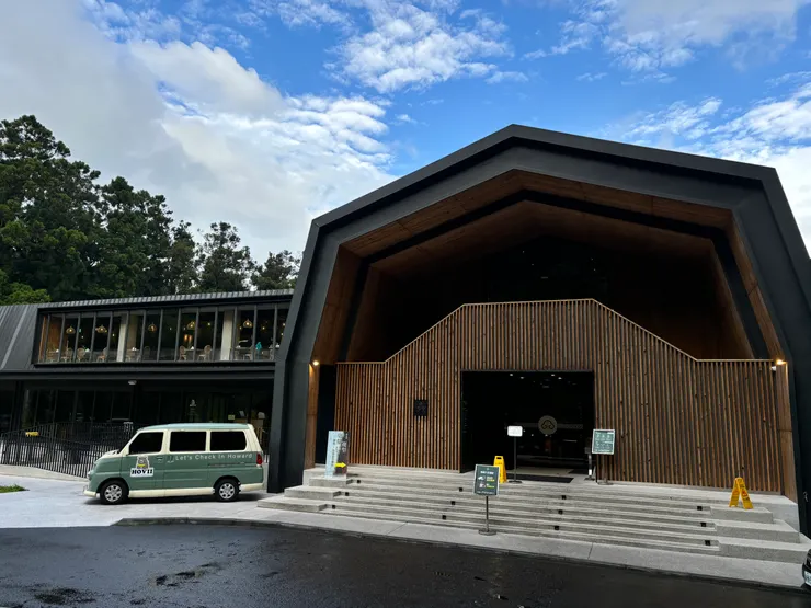 雲杉樓早上藍天白雲