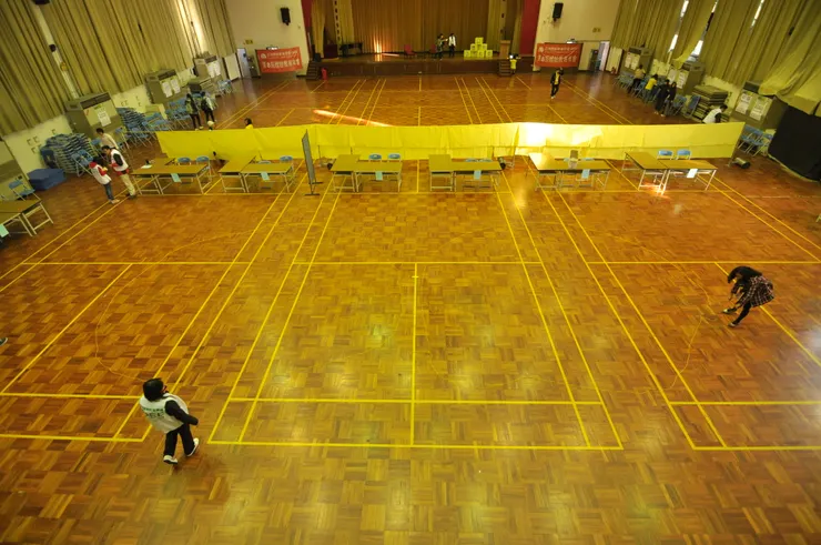 拉了兩個扁帶圓當作標定物，請志工在下方協助我設置