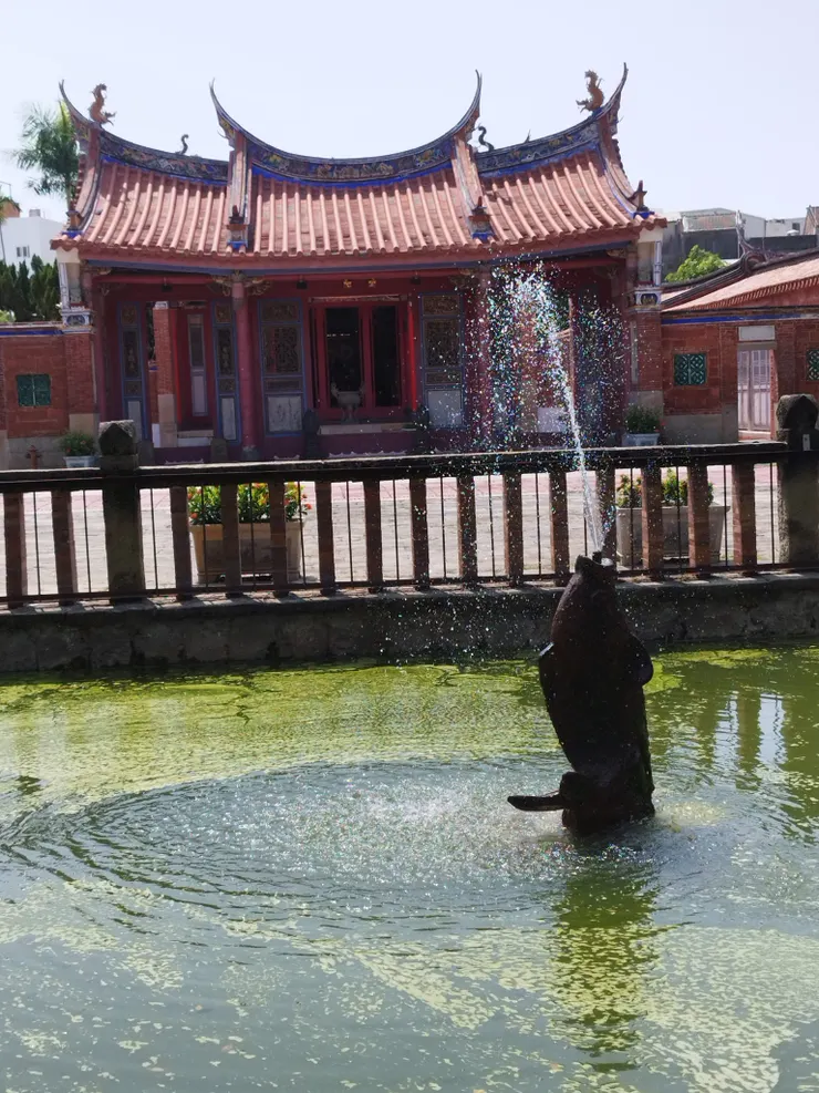 文武廟居中的泮池 因皇宮才能建圓池 地方諸候只能蓋一半 形如月  河童拍攝/2023年