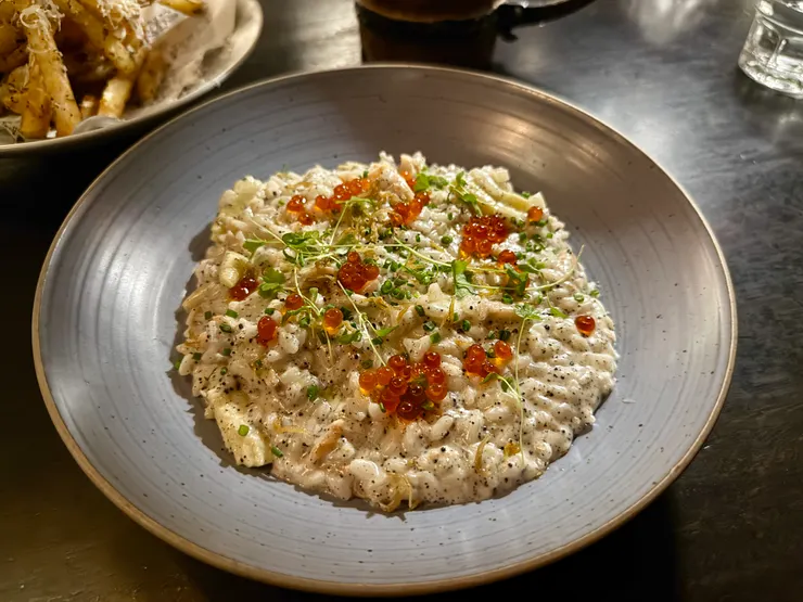 黑松露燻鮭魚奶油燉飯 380元