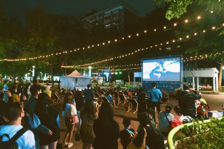 露天電影院300寸銀幕以及舒適躺椅是家人朋友共度美好時光的絕佳機會。圖 / 台北市東區商圈發展協會提供。