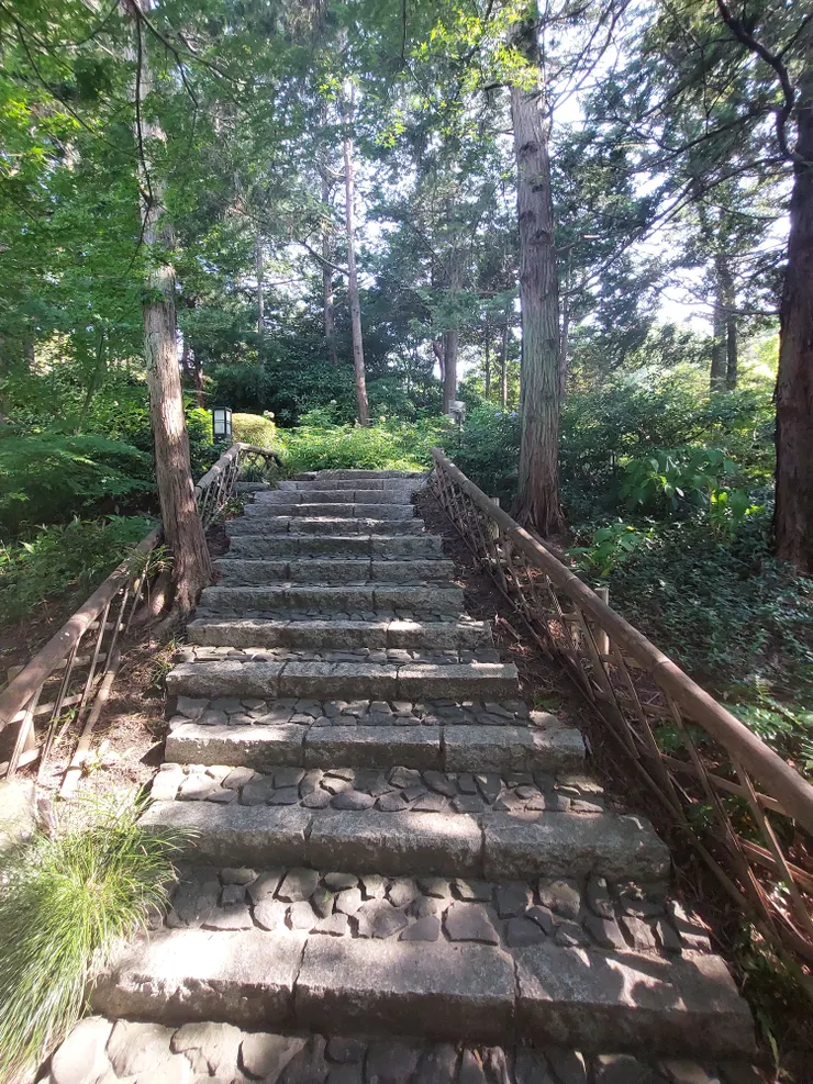 有時需要爬個樓梯才能看到漂亮的景色