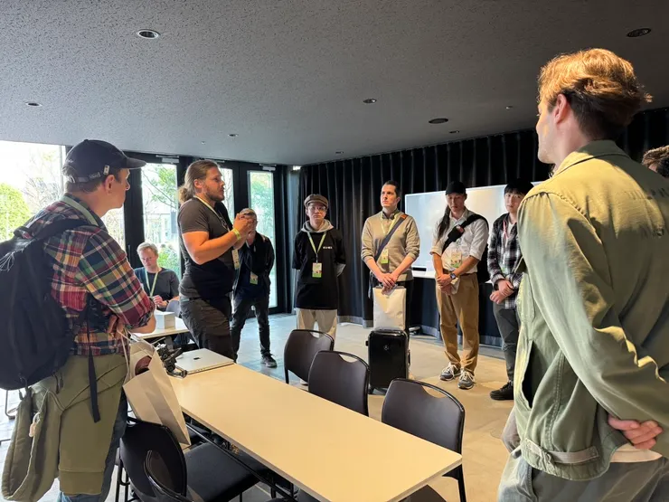 開發者們專注地聽講者的會後分享