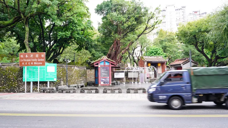 林本源園邸參觀入口到了,聖誕節佈置感覺很不搭嘎。