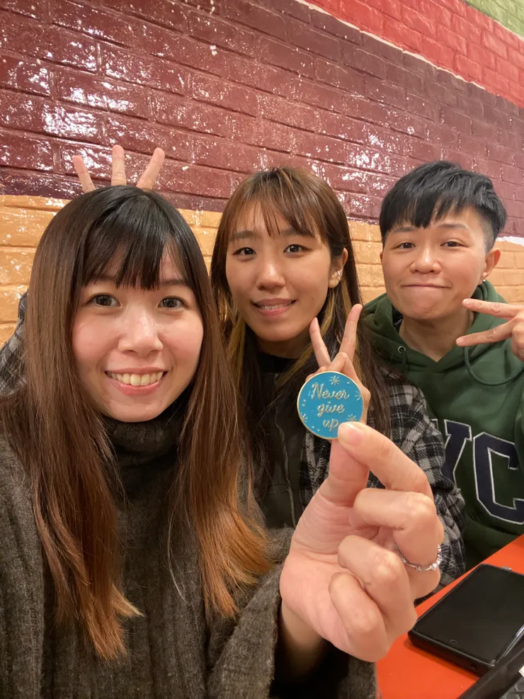 店員說這是最後一個啦，但後來好像又看她擺出另一個哈哈哈。Joey、聰、妍，never give up! 謝謝Joey從包包上拆下它，現在在我包包上了