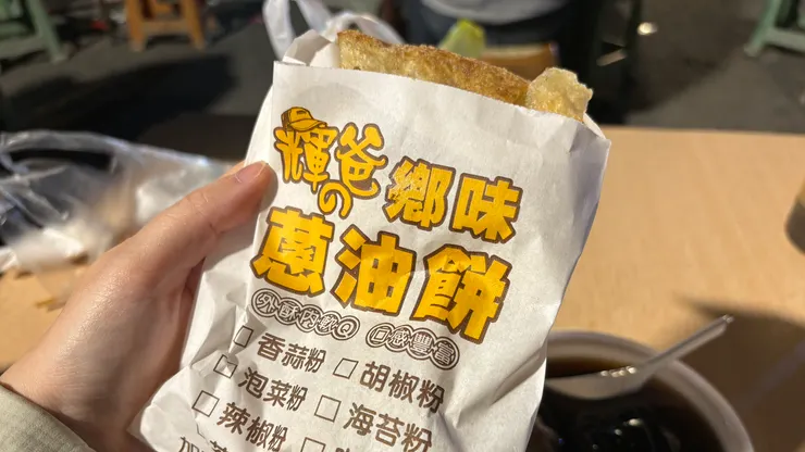 輝爸的鄉味蔥油餅。蔥油餅本人