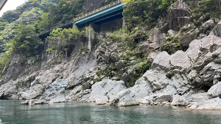 看過去沒什麼公路立足的地方。