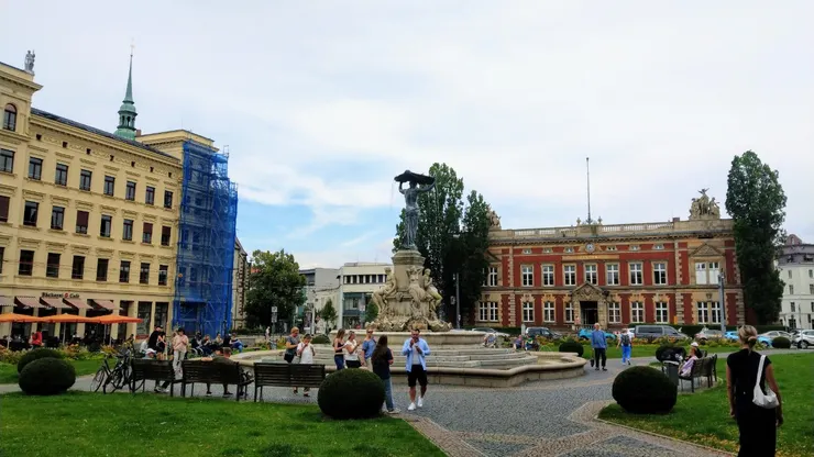紅色是郵局、旁邊是法院