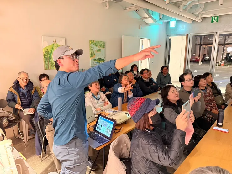 圖08 瑞暘老師主講「柳鶯辨識-難纏又極具挑戰的小傢伙」，團員們專心聽講(攝影者 游谷樺)