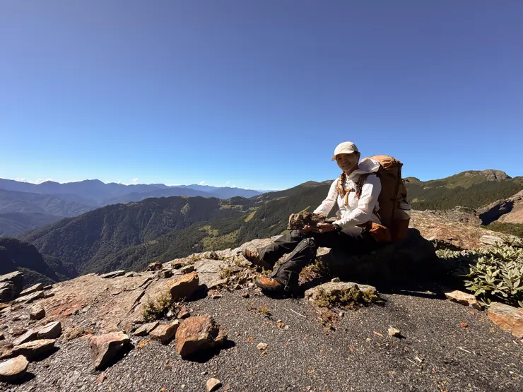 原本以為石頭上刻的便是布秀蘭山三角點，但沒想到後面又有一個布秀蘭山？？ 不管那一個才是布秀蘭山我都走過了！😆