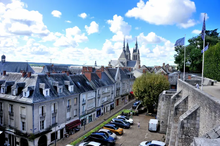 【布盧瓦城堡風格多曾住七王十后 太晚到我們不進門只在週邊張望！在城堡平台邊看老城區，尖塔為聖尼古拉斯教堂（église Saint-Nicolas-Saint-Laumer），羅馬式風格，建於12世紀，原為聖勞莫修道院的教堂。】