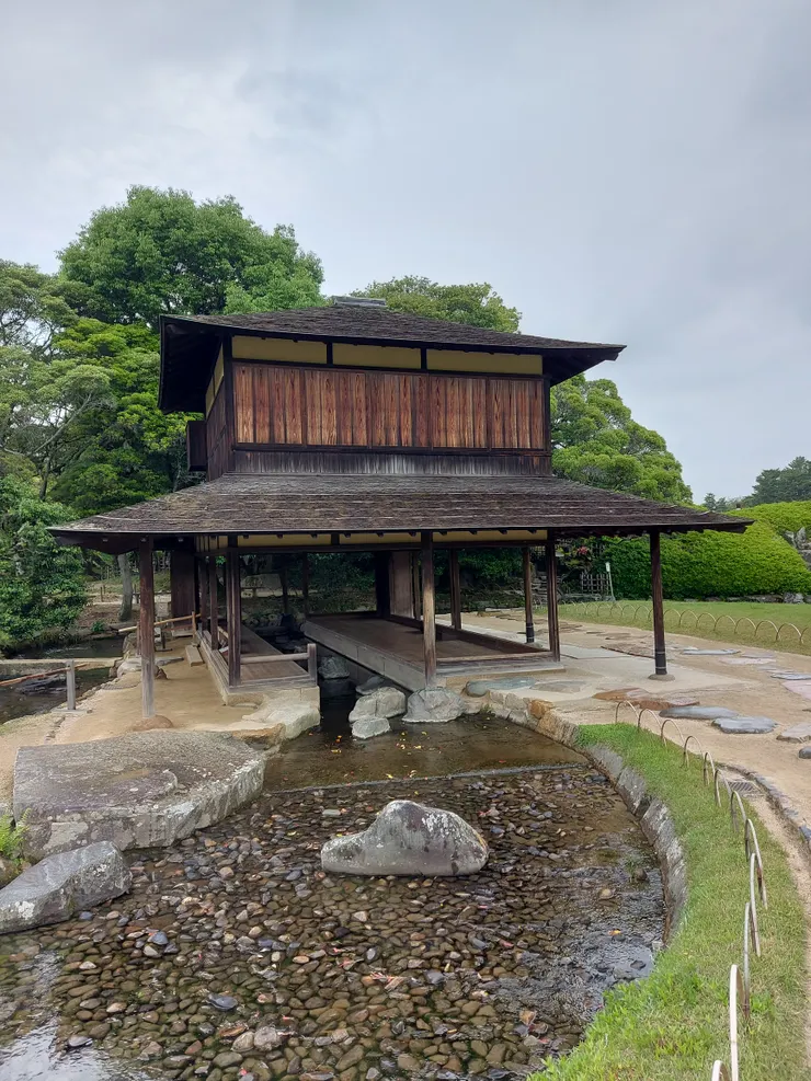 流店流水穿過建築物中央，水中散佈著的奇石，是相當罕見的設計