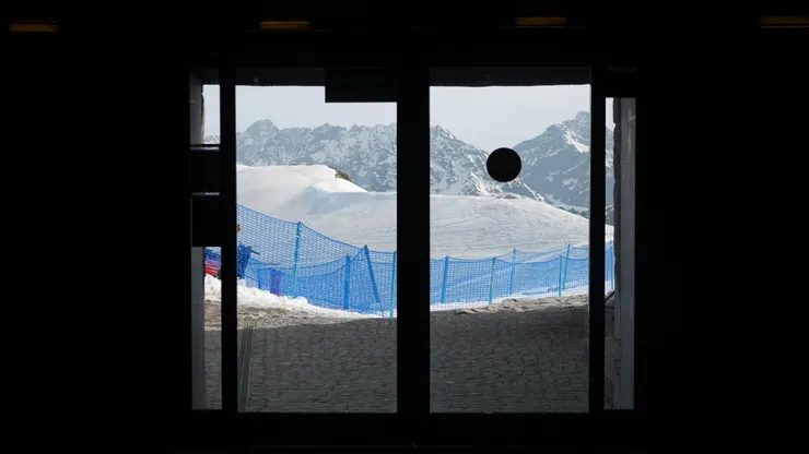 纜車站出口處的白色世界