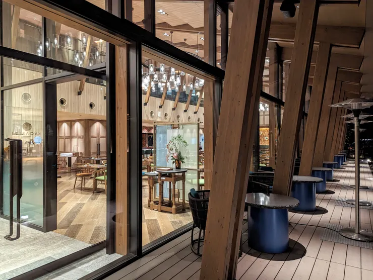 輕井澤英迪格相當有質感，餐廳明亮富有設計感，同時融入大自然的元素。