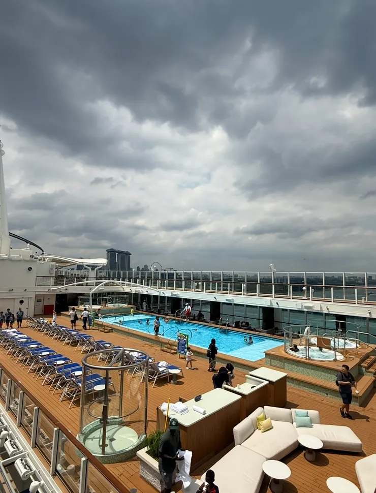 探險號上有很多個游泳池，真得不用怕會沒地方玩水