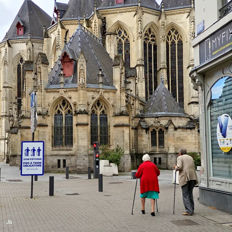 【拄杖老人緩緩走向聖穆理思堂 前往法蘭德斯站我們也不匆忙】