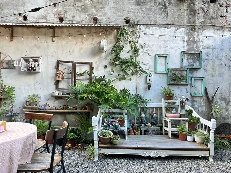 石店子對面的關西實驗生活一號店，是間特色咖啡廳