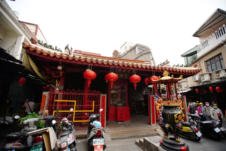 靈濟古寺(觀音亭)相傳肇創於唐朝貞元20年（公元804年），係金門第一古剎/彩繪香爐
