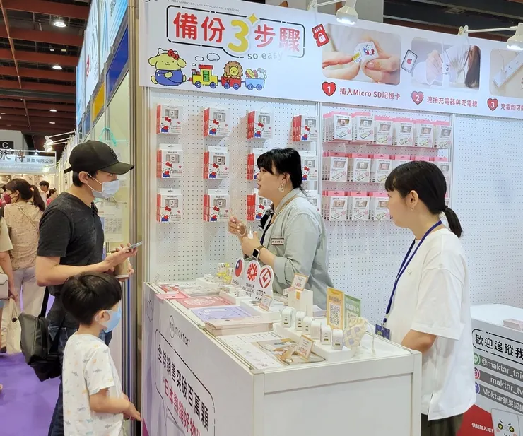 圖說：Maktar員工為文具展上的消費者解說Qubii Duo備份豆腐的使用方式。（資料來源：Maktar） &nbsp;