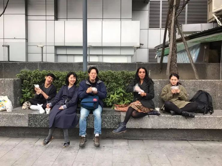 忍不住放了兩張排練生活照。這張是某日，為了採買排練用的異國食物罐頭（演員自己有帶，但排練過程也有新增），我們一起走遍台北，在西門町買韓式、在大同大學那邊買菲式、忠孝復興有印度雜貨店、日式倒是很多地方都有。照片拍攝的時間近中午，我們在忠孝復興店旁邊的包子店買點心。