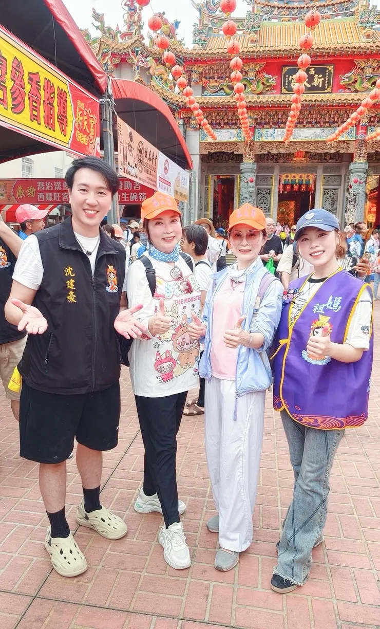 圖左起沈建豪與好友吳美琳圖最右邊擔任白沙屯媽祖進香志工巧遇陳思安林姍虔誠感恩之旅