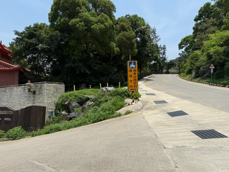 記得注意路牌標示的機車遵行方向