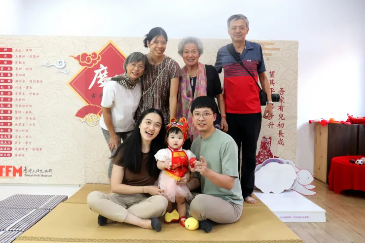 【和穿上虎衣的萬萬合照】