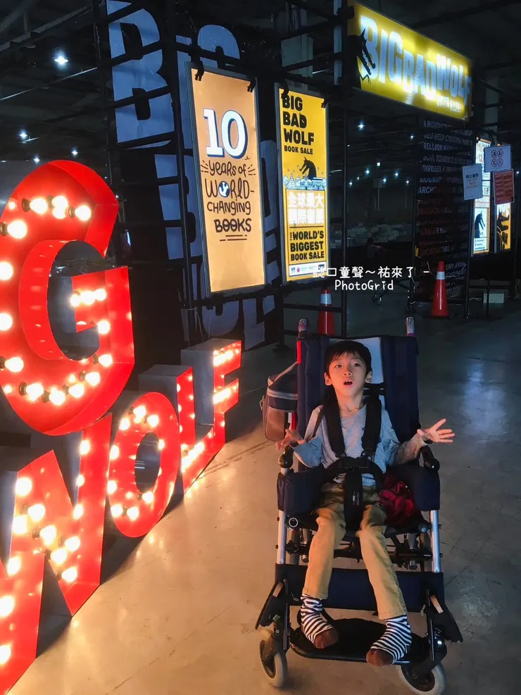 書展空間基本上都很無障礙，走道也寬敞。但人潮多的時候比較需要留意。