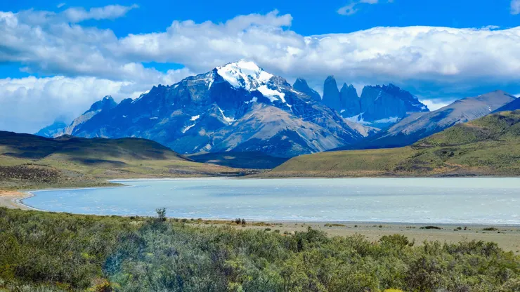 通過阿根廷及智利邊界後，即可遠觀百內國家公園著名的百內角及百內塔（車內隔窗拍攝）。
