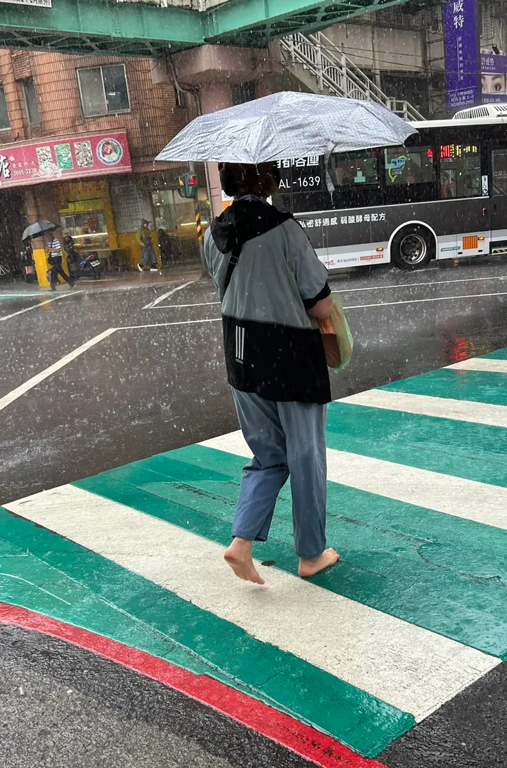 打赤腳的外國女性